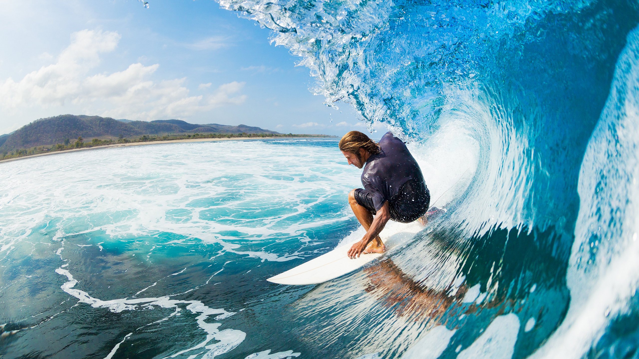 “沙滩排球:高新体育中心赛场的速度与力量比拼”